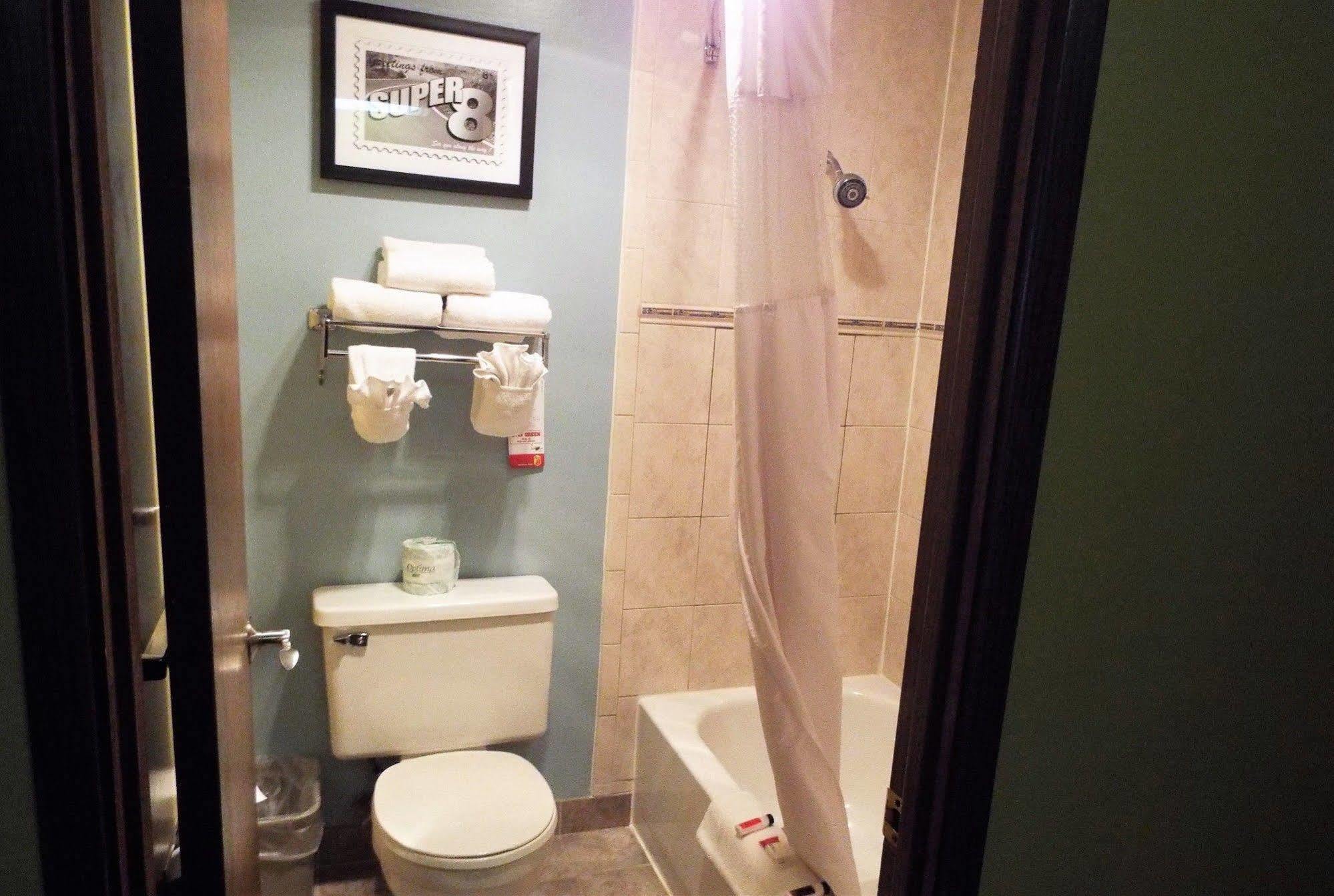 Super 8 By Wyndham Casper East/evansville * Evansville